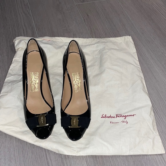 Salvatore Ferragamo heels - Picture 1 of 5